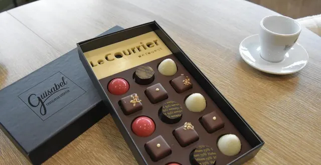 photo  l’alvéole en plastique qui accueille habituellement les bonbons est remplacée par une alvéole en chocolat.  &copy;  co – joël audouin 