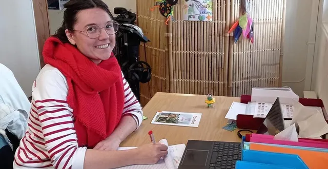 photo  maëlle scipion dans son bureau, présentant la programmation trimestrielle de la micro-folie de domfront.  &copy;  ouest-france 
