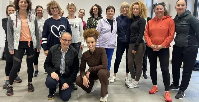 photo  laurent poux (au centre) partage un moment complice avec les participantes d’un nouvel atelier de danse fitness à cheffes.  &copy;  co 