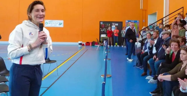 photo  amélie oudéa-castéra, en compagnie de l’éducateur sportif jean-charles rioton échangent avec les élèves de l’école de vibraye sur le harcèlement.  &copy;  ouest-france 