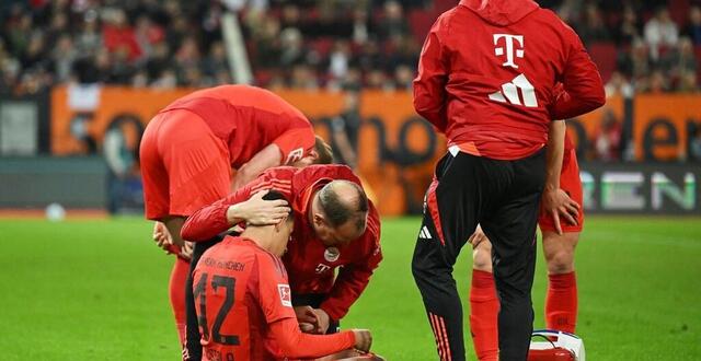 photo jamal musiala du bayern munich reçoit un traitement médical pendant le match de bundesliga entre le fc augsburg et le fc bayern de munich, le 04 avril 2025 à augsburg, en allemagne. © getty images via afp