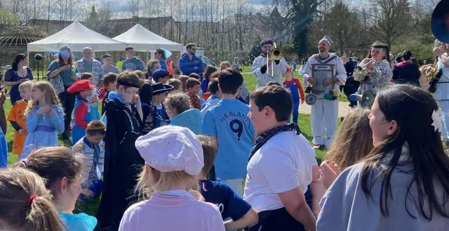 photo  le carnaval des écoles s’est tenu jeudi. il était, cette année, sur le thème de la couleur bleue. il s’est terminé dans les jardins du palais d’argentré.  &copy;  ouest-france 