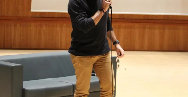 photo  william godet, l’animateur proximité jeunesse en pleine présentation.  &copy;  co 