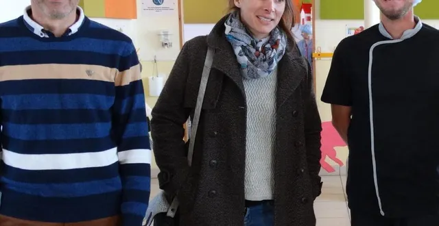 photo  thierry gosselin et élodie champclou (éleveurs) accompagnés de thomas marchand (l’un des responsables restauration de l’établissement).  &copy;  le maine libre 