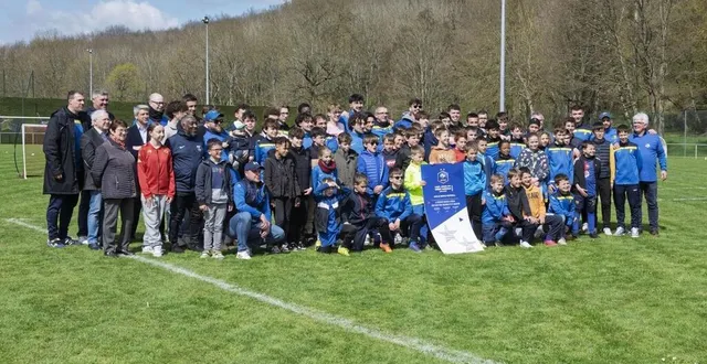 photo  l’école de football réunie à l’occasion de la remise du label jeunesespoir.  &copy;  le maine libre 