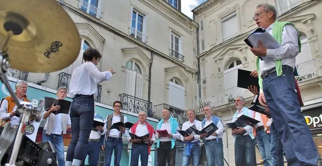 photo  le chœur d’hommes la cantonade, ici en représentation lors de la fête du petit sablé en octobre 2022, à sablé-sur-sarthe.  &copy;  archives ouest-france 