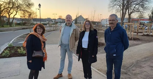 photo  une partie de l’équipe municipale sur les lieux du chantier des travaux d’aménagement de la traversée de beaulieu-sur-layon dont la première phase vient de s’achever.  &copy;  ouest-france 