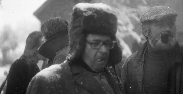 photo  à l’aube, le 5 avril 1975, à coulans-sur-gée, deux gangsters prennent en otage une famille dans leur ferme (m. et mme morin, et leurs deux enfants) de coulans-sur-gée. le préfet gandouin, ici sous sa chapka, sur les lieux de la prise d’otages, après une négociation étonnante, qui a fait couler beaucoup d’encre.  &copy;  archives ouest france 