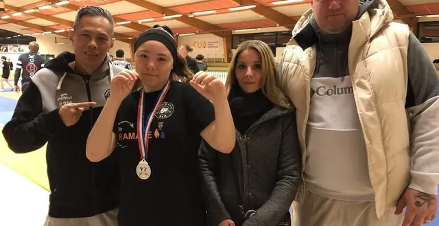 photo  lirya pellouin, vice-championne de france de muay thai, entourée de son coach, sam leng (à gauche) et de ses parents, émilie et romuald pellouin (à droite).  &copy;  ouest-france 