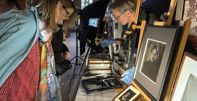 photo  deux visiteurs découvrent les photographies au collodion humide de jean-baptiste rengeval.  &copy;  ouest-france 