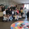 photo  brion, le 17 mars 2025. les cm1-cm2 de la classe de frédéric cassin à l’école du tertre, ici accompagnés des bénévoles, se sont essayé au jeu de la cible à la société de boule de fort l’union. 