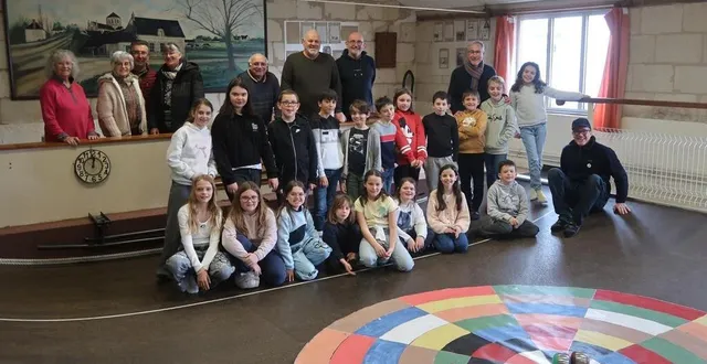photo  brion, le 17 mars 2025. les cm1-cm2 de la classe de frédéric cassin à l’école du tertre, ici accompagnés des bénévoles, se sont essayé au jeu de la cible à la société de boule de fort l’union.  &copy;  co – agathe le nueff 