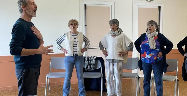 photo  les choristes travaillent souffle et voix avec le ténor baryton olivier naveau.  &copy;  le maine libre 