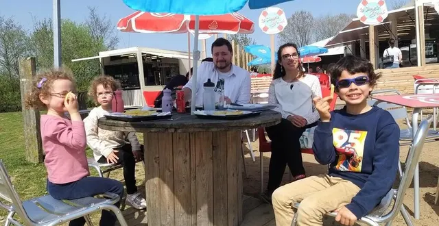 photo  la famille lorcat a apprécié la qualité et la quantité des plats. de gauche à droite : les jumelles ysée et elina (4 ans), christophe et sara, leurs parents, et maël, 6 ans.  &copy;  ouest-france 