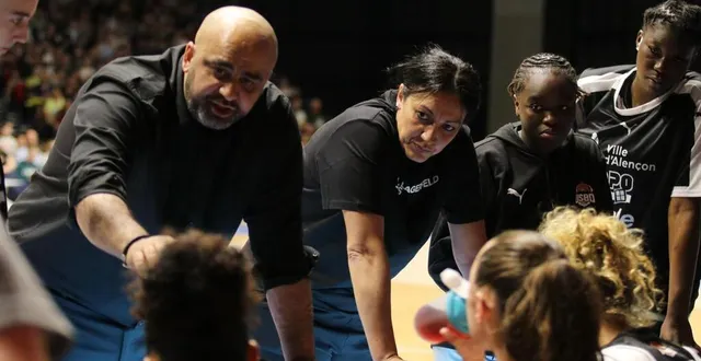 photo  fayssal rhennam, ici lors d’un temps mort avec ses joueuses, était satisfait de ce dernier match de phase régulière contre aulnoye.  &copy;  nathalie douley 