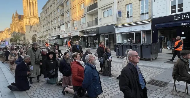 photo  les fidèles de la fraternité saint-pie x (fsspx) prennent la rue, à caen, le 1er avril 2025, pour protester contre une pièce qu’ils jugent 