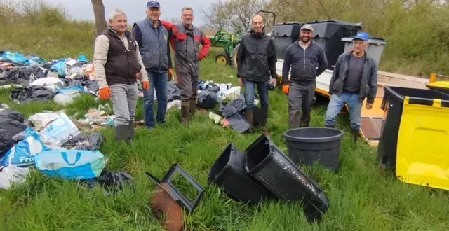 photo  les six premiers bénévoles du club de cyclo chalonnes-rochefort sur les douze qui ont participé à l’opération nettoyage sur un domaine privé.  &copy;  ouest-france 