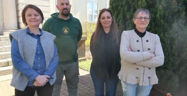 photo  la ménitré, le 31 mars 2025. vanessa fresneau de la mission locale du saumurois et arnaud calcagni du relais info jeunes organisent l’opération « trouve ton job ». ils sont ici accompagnés de christine leselle et isabelle planté, élues à la ménitré.  &copy;  co – agathe le nueff 