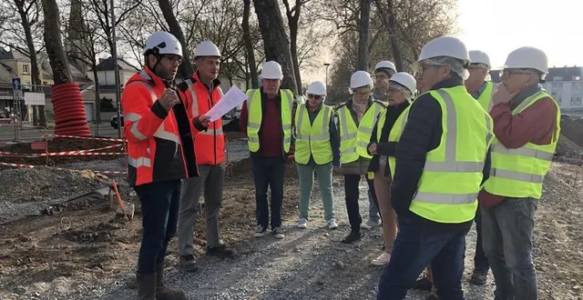 photo  trois groupes ont participé à ces visites du chantier de port luneau.  &copy;  le maine libre 