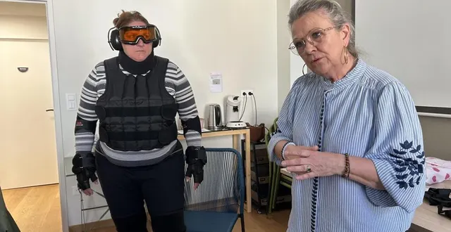 photo  sylvie bruon, qui participe à l’atelier, ne porte pas un gilet pare-balles ou une tenue de gi mais un simulateur de vieillesse. l’équipement, proposé par laurence pétin, formatrice, permet de ressentir le poids de l’âge.  &copy;  ouest-france 