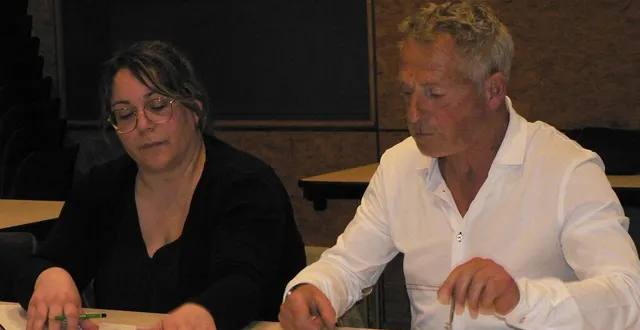 photo  aurélie denise, responsable des finances et des ressources humaines, et mickaël toin, premier adjoint au maire ont présenté leur proposition de budgets 2025.  &copy;  ouest-france 