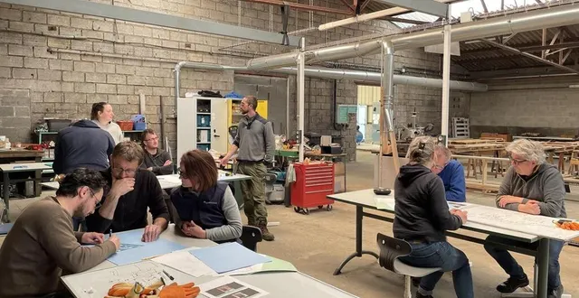 photo  huit salariés de thermocoax, basé à caligny, dans l’orne, se sont portés volontaires pour concevoir et fabriquer trois abris vélos accompagné par les fourmis vertes à landisacq.  &copy;  ouest-france 