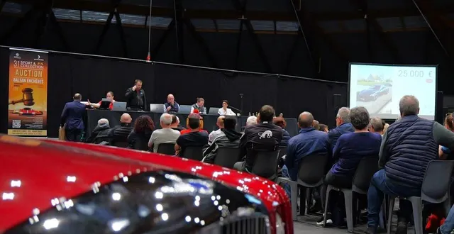 photo  la vente aux enchères a attiré les curieux au salon le mans auto moto rétro, au parc des expositions.  &copy;  ouest-france 