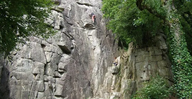 photo  le site du rocher du manis, au longeron (maine-et-loire), où s’est produit un dramatique accident, dimanche 6 avril 2025. un grimpeur n’a pas survécu à ses blessures, un pompier est grièvement blessé.  &copy;  archives ouest-france 