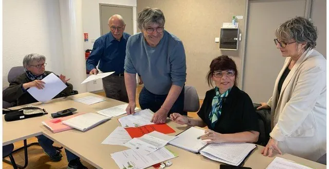 photo  les utilisateurs des jardins partagés se sont fait remettre les informations pour la nouvelle saison.  &copy;  le maine libre 