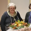 photo  un bouquet et un panier garni ont été offerts à jocelyne pour la remercier de son sens du service, et de l’intérêt porté aux autres. 