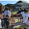 photo dans la cour de l’école, même les plus jeunes ont participé à cette journée bénévolat.