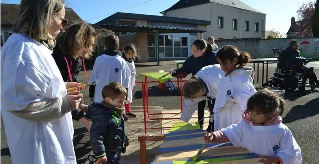 photo  dans la cour de l’école, même les plus jeunes ont participé à cette journée bénévolat.  &copy;  le maine libre 