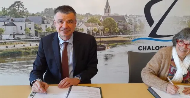 photo  yannick borde, directeur général de la société procivis ouest, et marie-madeleine monnier, maire de chalonnes-sur-loire, ont signé une convention en faveur de l’amélioration de l’habitat dans le cadre d’une opah-ru.  &copy;  ouest-france 