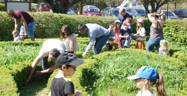 photo  hier, en début d’après-midi, il y avait une grande effervescence autour de l’ehpad bel air. en effet, cette année, l’ape du village avait décidé d’organiser sa traditionnelle chasse aux œufs de pâques dans les jardins de l’établissement pour personnes âgées. plus de 80 enfants étaient préinscrits. une rencontre intergénérationnelle qui a séduit tous les participants.  &copy;  ouest-france 