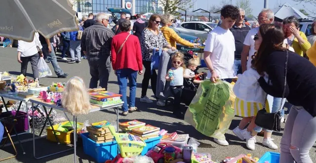 photo  l’association assomniak organisait, hier, son traditionnel bric-à-brac de printemps sur le parking du supermarché local. outre les réservations anticipées, de nombreux stands se sont montés tôt le matin même. ainsi, les emplacements étaient complets pour le plus grand bonheur des nombreux chineurs déambulant dans les allées par cette belle journée aux températures estivales.  &copy;  ouest-france 