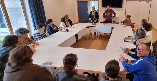 photo  six jeunes ont participé à la réunion de présentation du chantier argent de poche, jeudi, conduit par la commune, en partenariat avec la maison des projets.  &copy;  ouest-france 