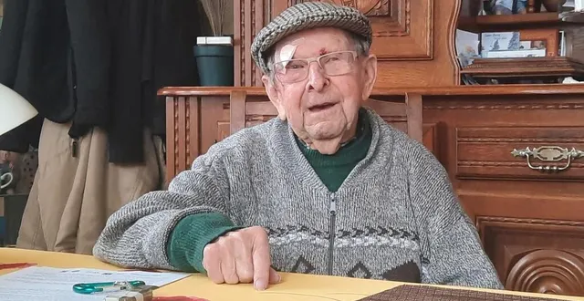 photo  à 100 ans, maurice viau, habite toujours dans sa maison à luché, le village où il est né.  &copy;  ouest-france 