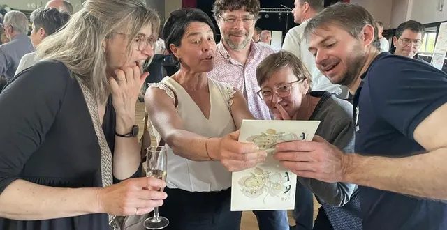 photo  retrouvailles autour de photos communes pour cet ancien groupe d’amis !  &copy;  ouest-france 