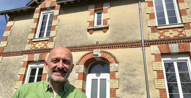 photo  david malgrain devant belle-yle, le tiers-lieu dont il porte le projet à yvré-l’évêque.  &copy;  ouest-france 