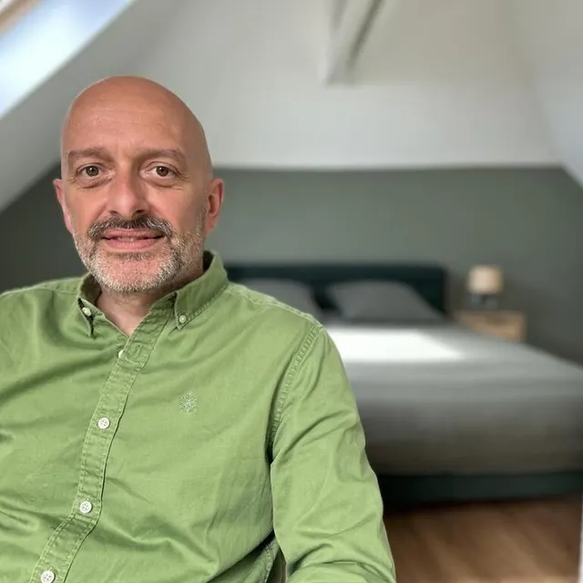 photo david malgrain, dans l’une des chambres lotus de son tiers-lieu d’yvré-l’évêque.  ©  ouest-france