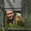 photo  chloé chevalier, responsable de polleniz en sarthe et en mayenne, avec un spécimen empaillé de rat musqué. 
