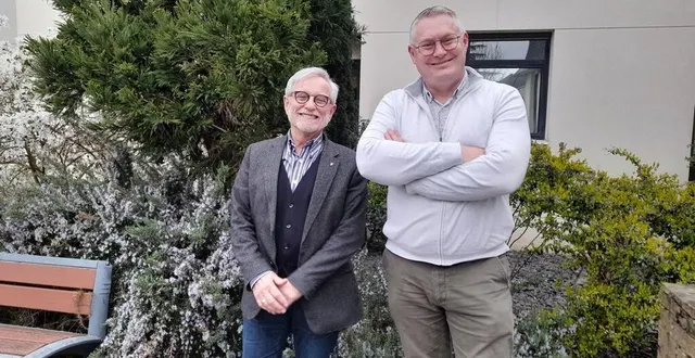 photo  jean halligon, premier adjoint au maire, chargé de la transition écologique, de la santé, de la prévention et de la sécurité ; et mickael robin, directeur technique de la ville d’avrillé, en charge des bâtiments, de la voirie et des espaces verts : « nos équipes sont très motivées, avrillé ville verte, est un terrain de jeu très développé pour nos agents. »  &copy;  ouest-france. 