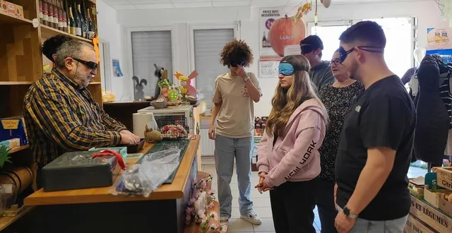 photo  benoît aide sanddy, mathis, rose et mattéo à voir avec les doigts pour reconnaître des objets ou des pièces de monnaie.   &copy;  le maine libre. 