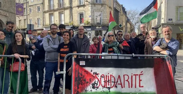 photo  vingt-cinq personnes ont manifesté contre les bombardements à gaza, samedi 5 avril 2025 dans le centre-ville d’alençon.  &copy;  ouest-france 