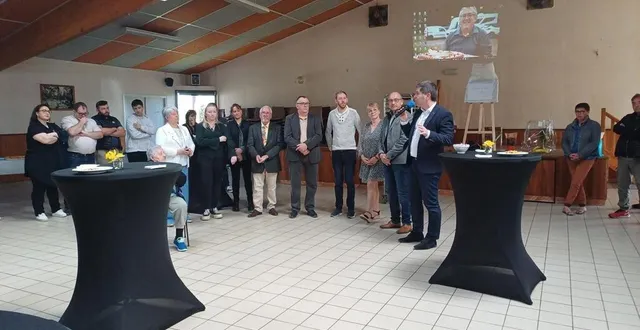 photo  la mairie a organisé une belle surprise à marcel lochon, restaurateur, pour son départ à la retraite après vingt-six ans d’activité à la tête de l’auberge du fer à cheval. 200 personnes ont fait le déplacement, dont de nombreux élus.  &copy;  ouest-france 