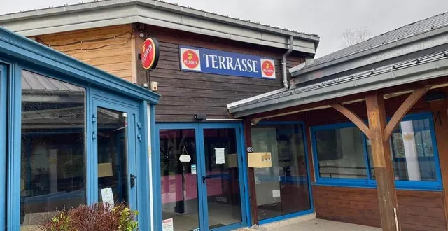 photo  le restaurant le chalet du lac attend ses nouveaux propriétaires courant 2025.  &copy;  le maine libre 