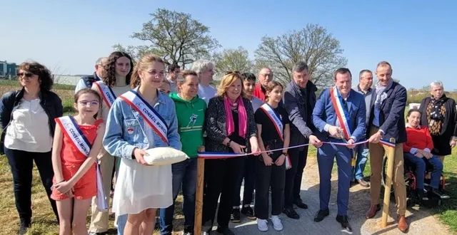 photo  le r2cp, les élus, parfois très jeunes, et la famille touchard, très heureux d’inaugurer le nouveau circuit. le maire de val-au-perche et anick bruneau, la conseillère départementale, étaient bien entourés pour couper le ruban tricolore.  &copy;  ouest-france 