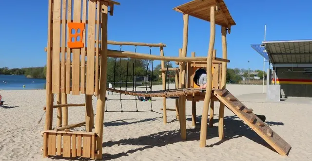 photo  un parc de jeux est venu s’ajouter aux activités présentes sur la plage de la monnerie à la flèche (sarthe).  &copy;  ouest-france 