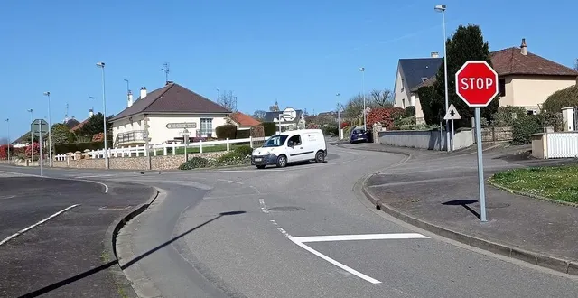 photo  dorénavant, il y aura trois stops rue du pressoir, pour mettre fin aux vitesses excessives, à certaines heures de la journée.  &copy;  ouest-france 