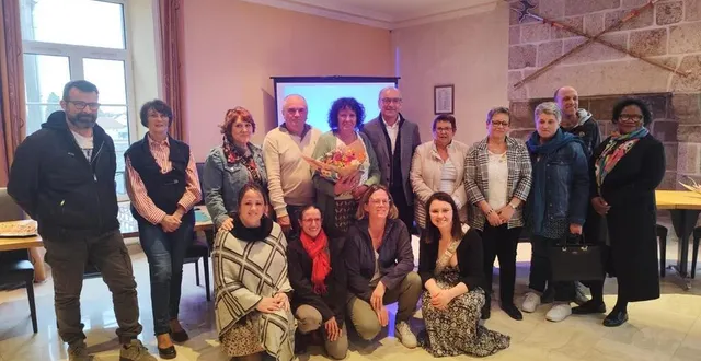 photo  sylviane bourge, au centre, entourée d’élus, de son époux et de ses collègues.  &copy;  ouest-france 